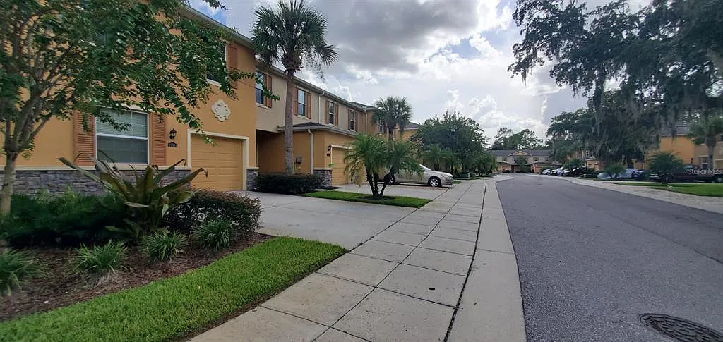 3 bed, 2.5 bath, 1704 sqft, $2,100 — Photo 2