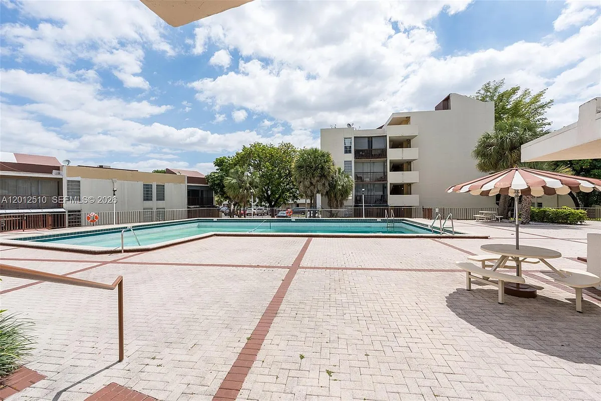 Building Photo - 8870 Fontainebleau Blvd #312