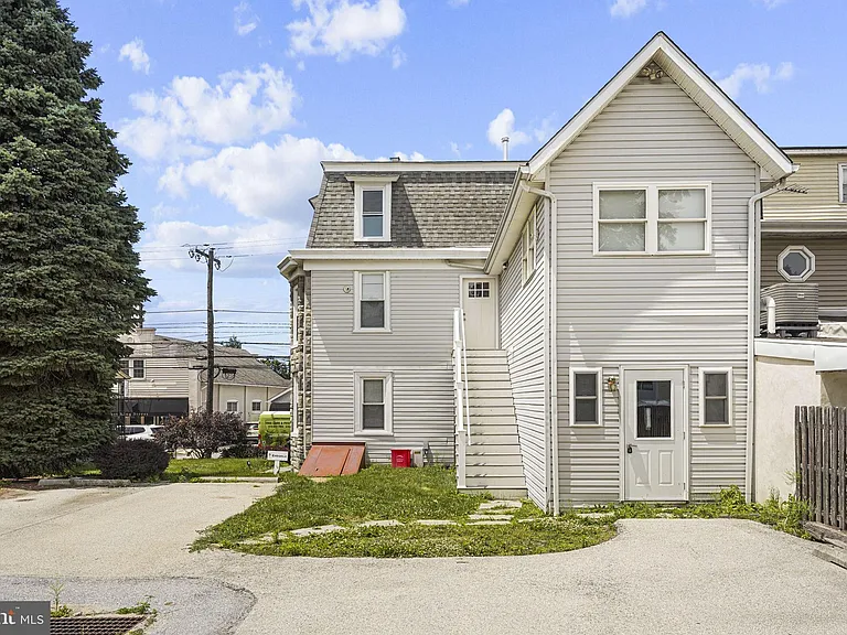 116 E King St — Photo 24