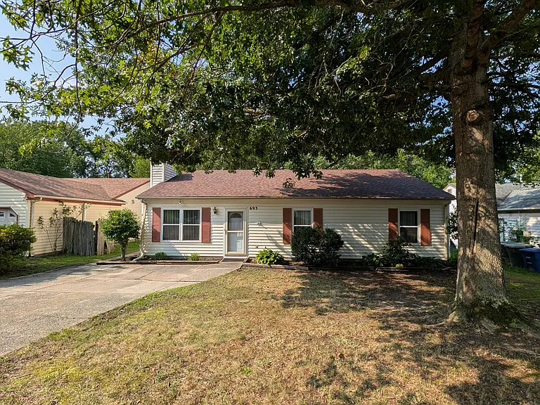 693 Trails Ln — Photo 2