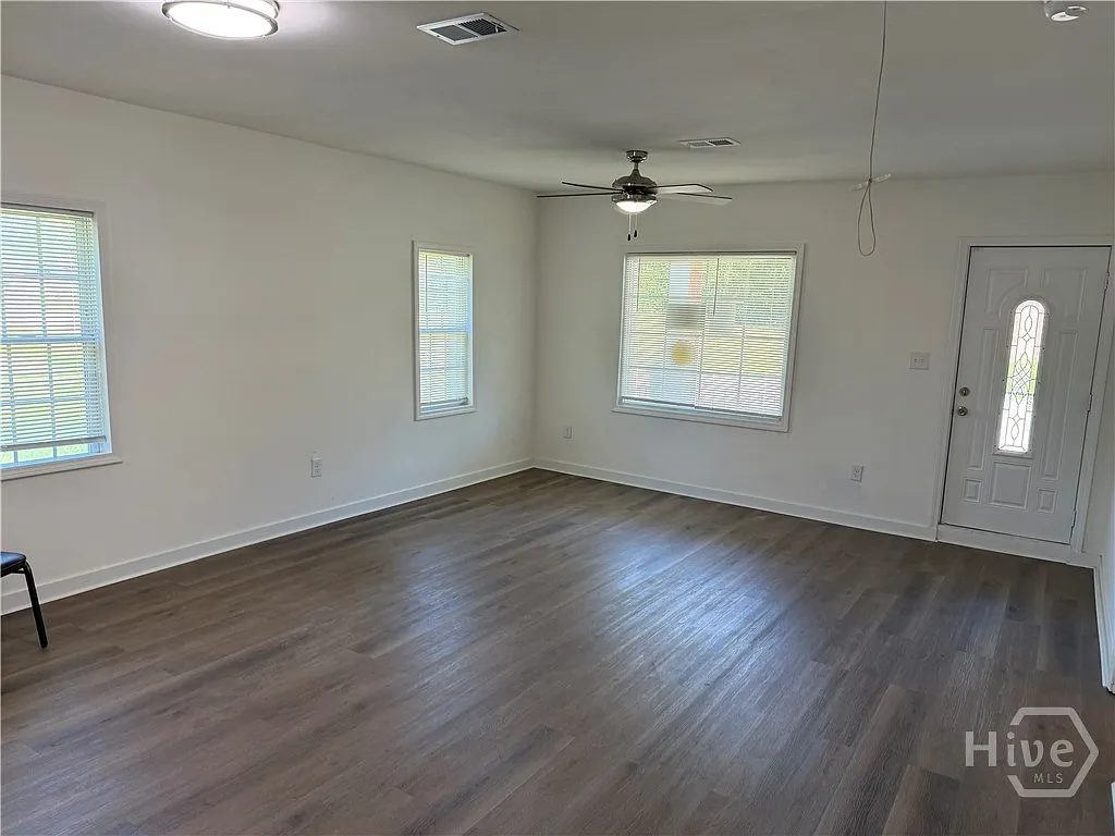 3 bed, 2.0 bath, 1512 sqft, $2,000 — Photo 3