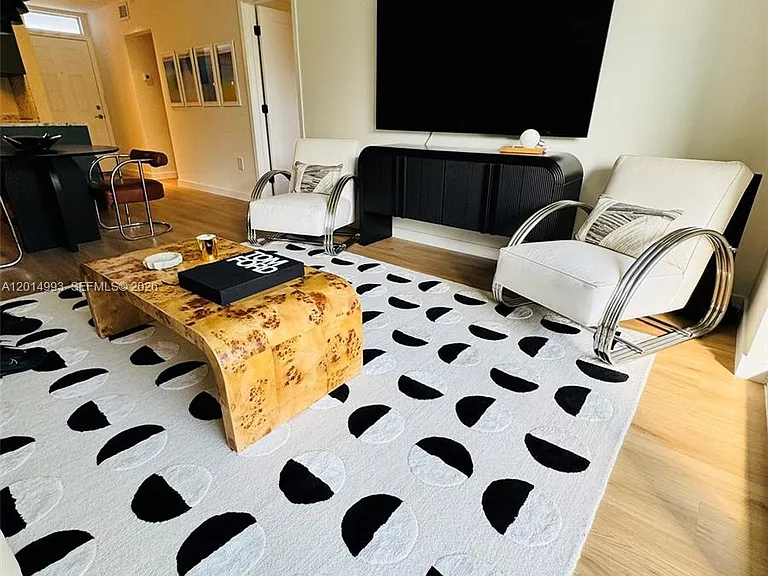 1045 10th St #302 — Photo 3