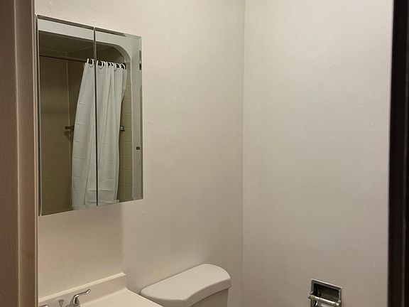 5th image of 1040 Chicago Ave #208