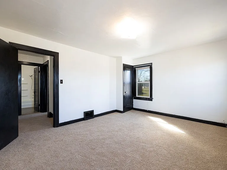 223-225 W Trail St — Photo 25