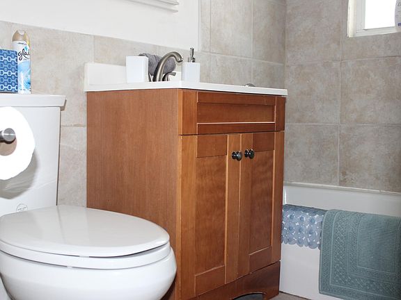 4th image of 415 SE 23rd St