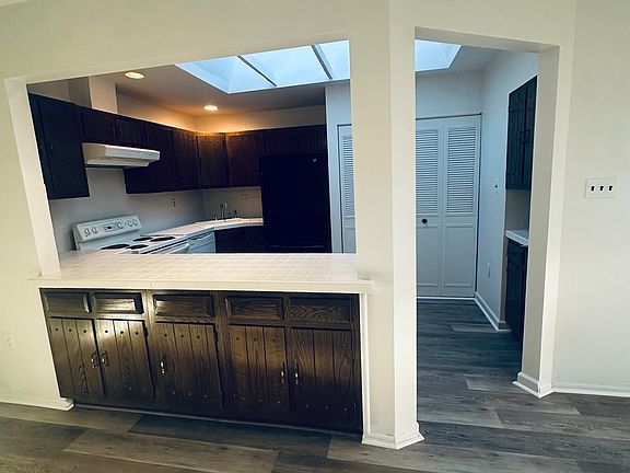 Kitchen (Pass-Through View):
Functional kitchen with convenient pass-through to the living area, ideal for easy entertaining and everyday use.