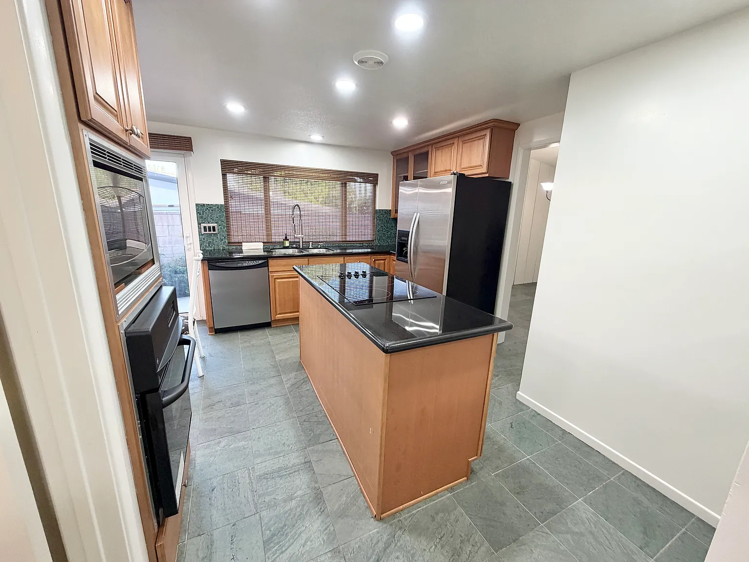 4 bed, 2.5 bath, 2097 sqft, $5,200 — Photo 4