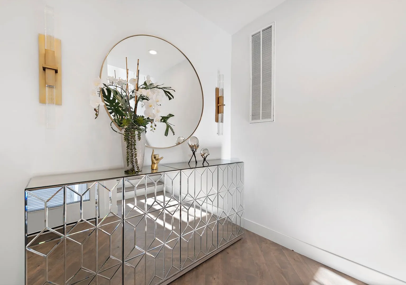 Beautifully Renovated Hollywood Hills House — Photo 4
