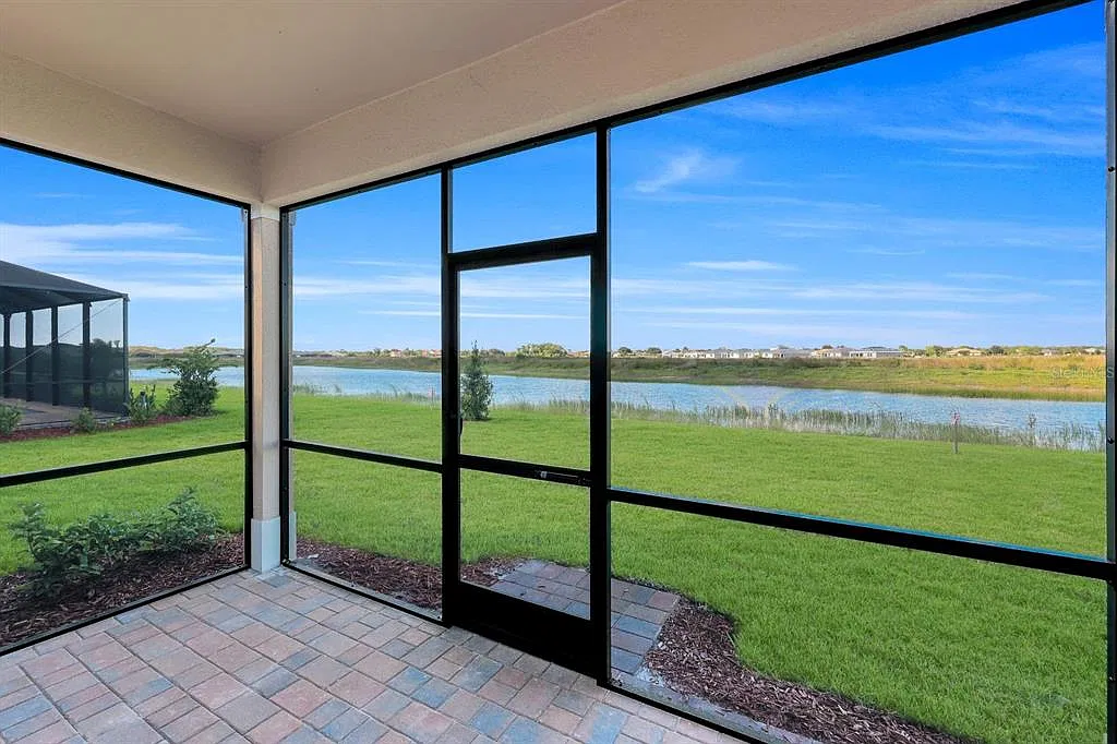 4 bed, 2.0 bath, 2112 sqft, $2,400 — Photo 4