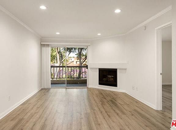 2nd image of 5535 Canoga Ave #5535