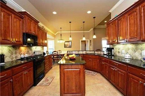4th image of 291 Montrose Pl