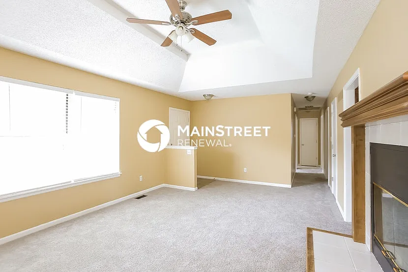 933 NE Bristol Dr — Photo 3