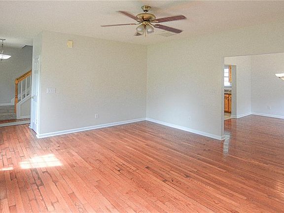 3rd image of 2914 Chestnut Heights Rd