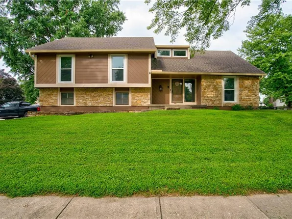 4377 SW Breezy Point Ln, Lees Summit, MO 64082