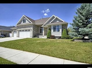 1044 S Banbury Dr W, Syracuse, UT 84075