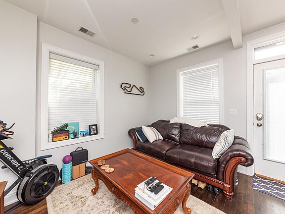 2nd image of 858 N Hermitage Ave #3R