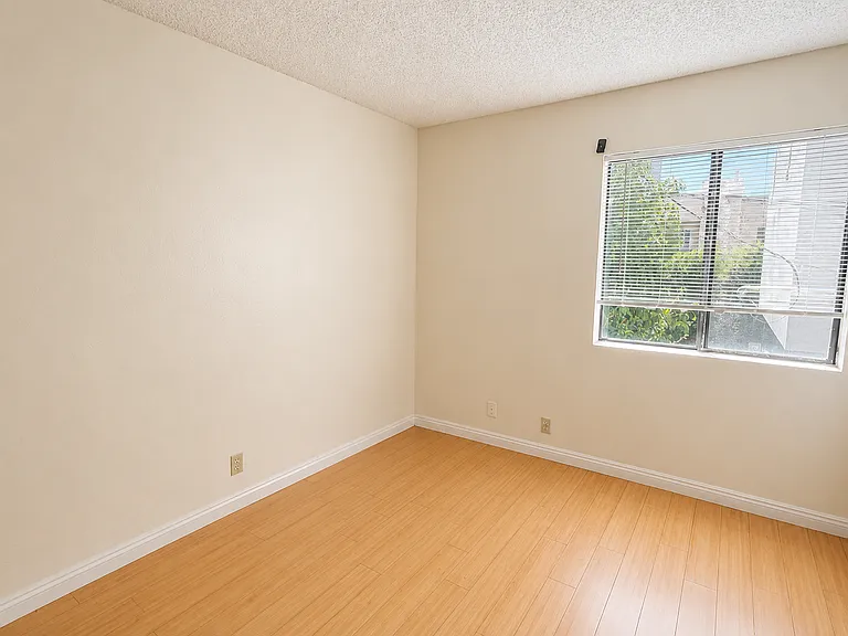 13406 Moorpark St #102 — Photo 15