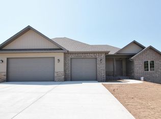 808 E Roubidoux St, Nixa, MO 65714