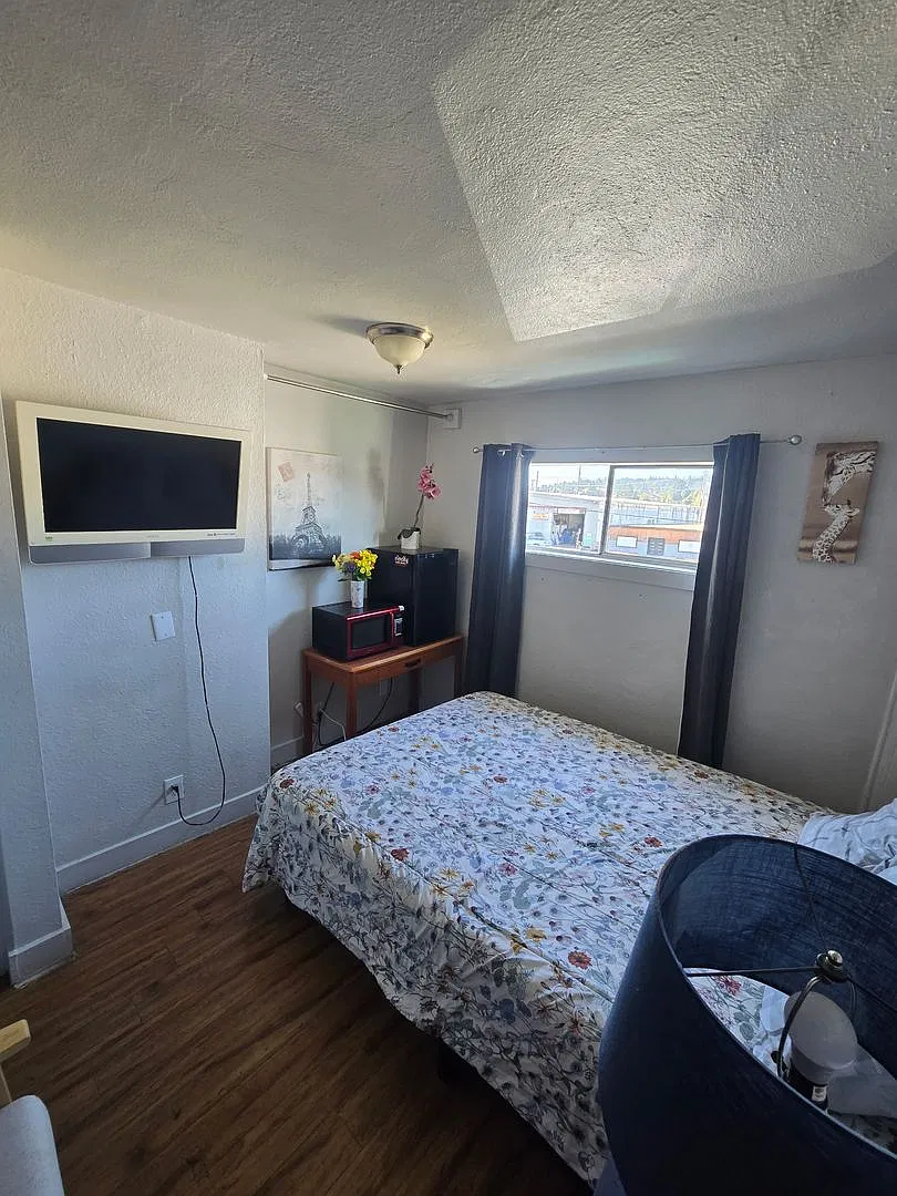 1109 S 1st Street — Photo 2