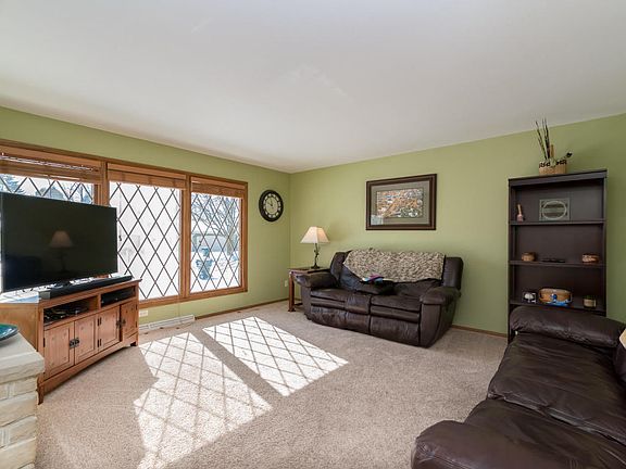 3rd image of 546 Mulberry Dr W