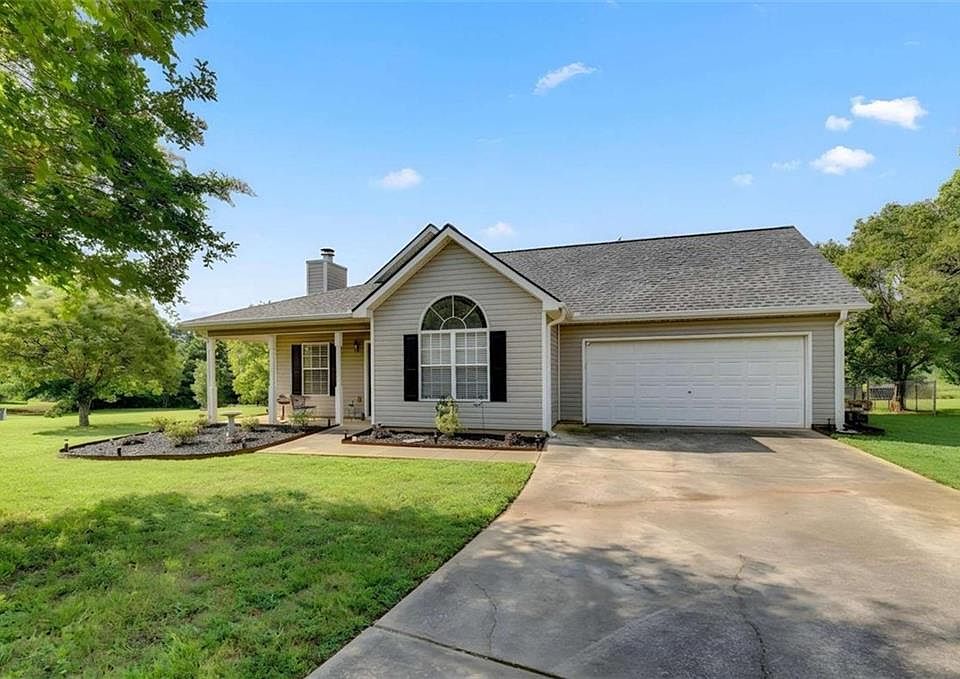 1st image of 915 Cove Pl