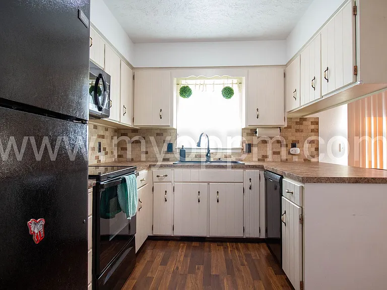 6711 S 75th Ave — Photo 4