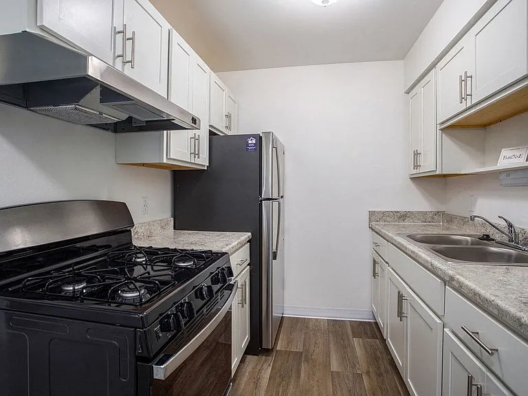 Fairlane Apartments — Photo 24