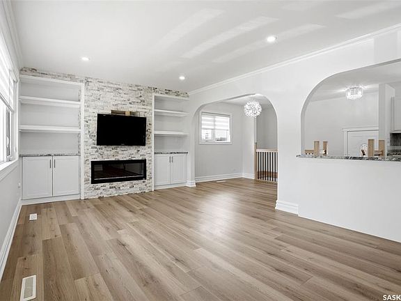 3rd image of 124 Riddell CRESCENT