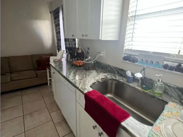1712 SW Gloria Ln — Photo 2