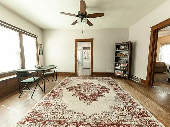 5th image of 704 N Walnut St