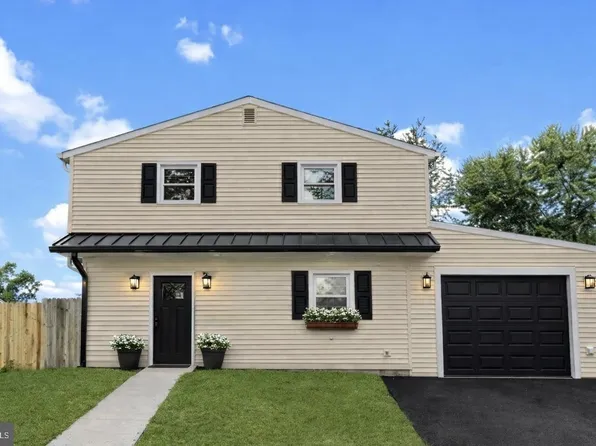 35 Thimbleberry Ln, Levittown, PA 19054