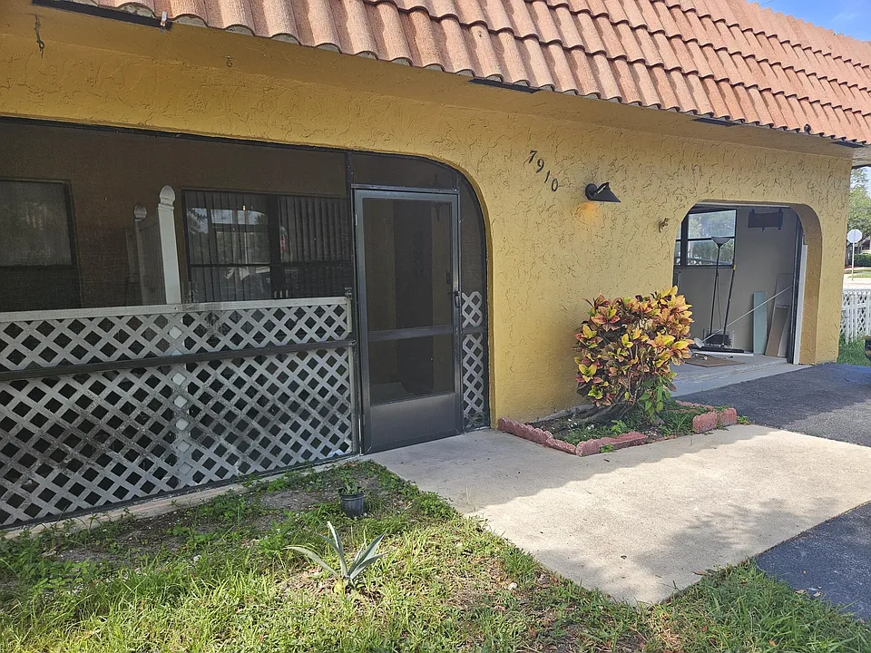 7910 NW 70th Ct