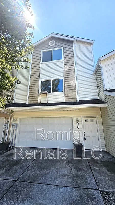 3 bed, 2.5 bath, 2038 sqft, $2,395 — Photo 2