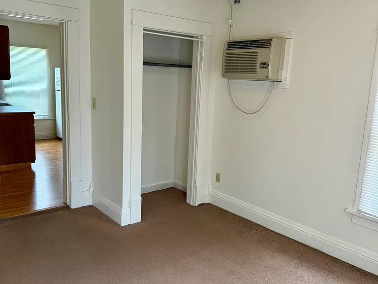 814 E Market St #D — Photo 7