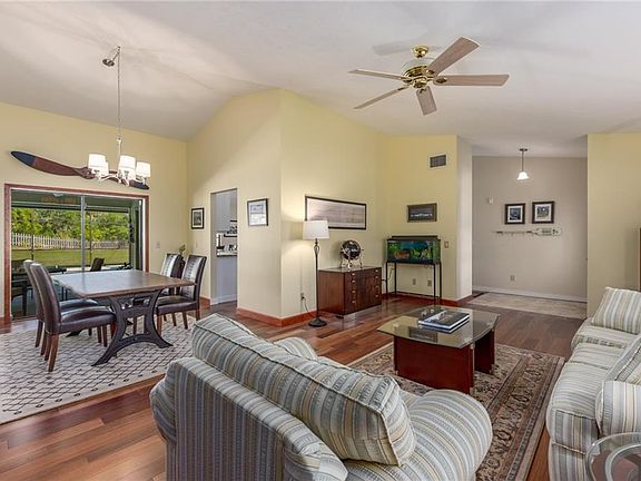 4th image of 1037 NE Quinn Pl