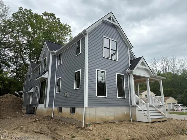 295 S Franklin St, Chagrin Falls, OH 44022