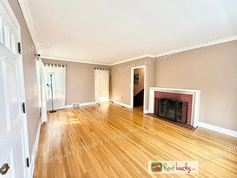 1612 Markham Ave NE — Photo 18
