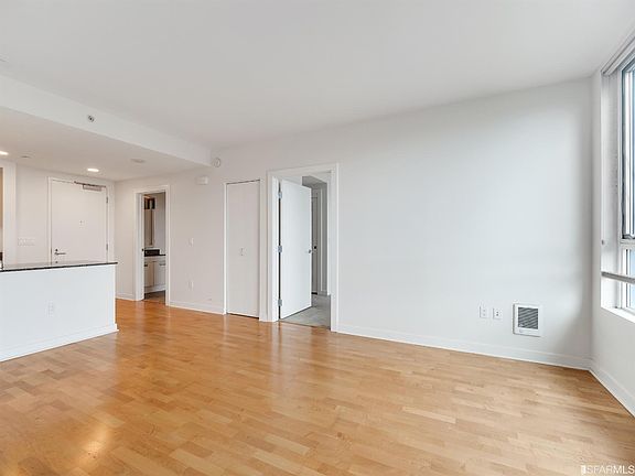 5th image of 300 Berry St Unit 809