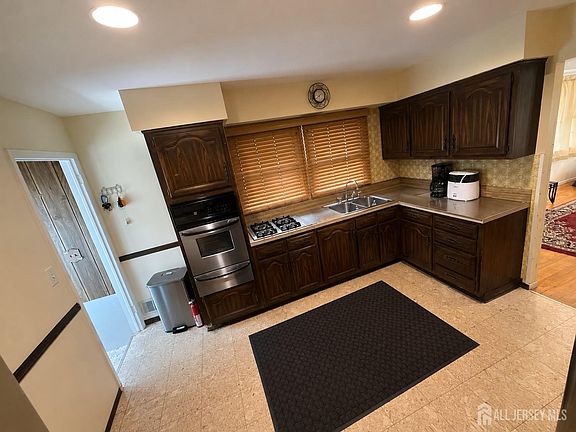 5th image of 89 Oak Ln