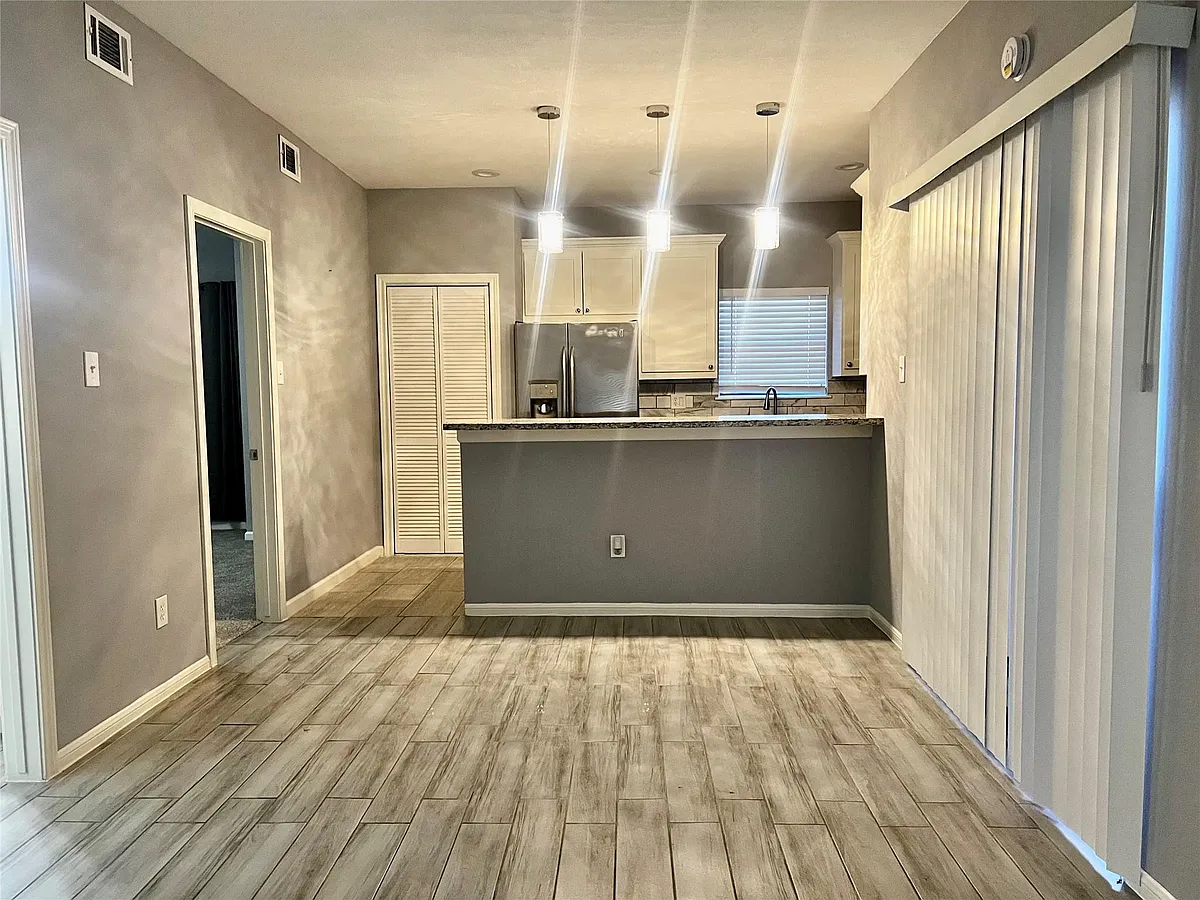 Building Photo - 3100 Walnut Bend Ln #123