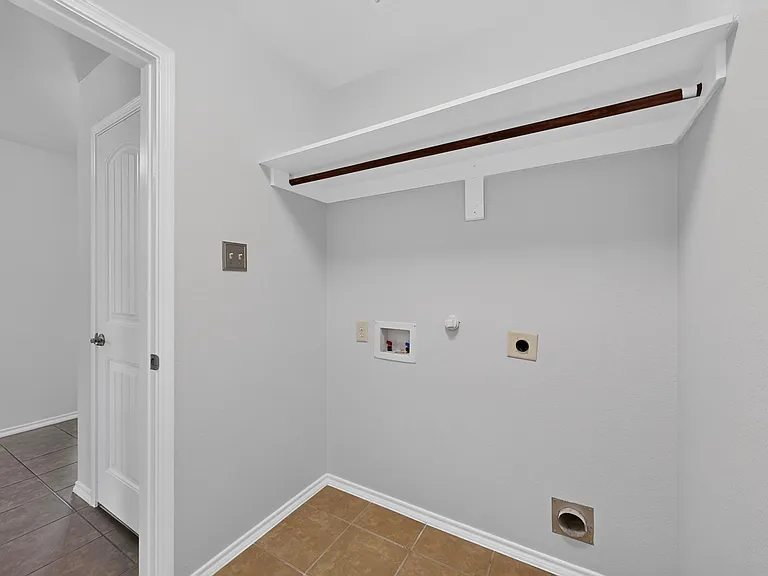 2123 Meadow View Dr — Photo 20