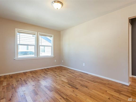 5th image of 2951 38th Ave NE