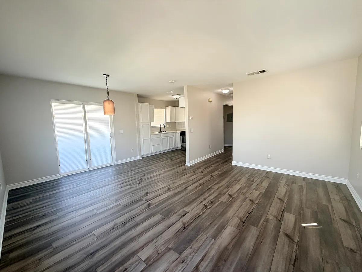 Building Photo - 215 N Spruce Ave #C