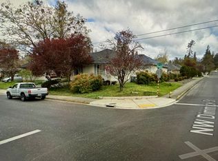 906 NW C St, Grants Pass, OR 97526