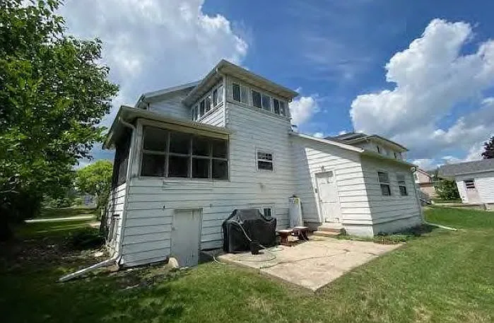 5 bed, 2564 sqft, $3,250 — Photo 2