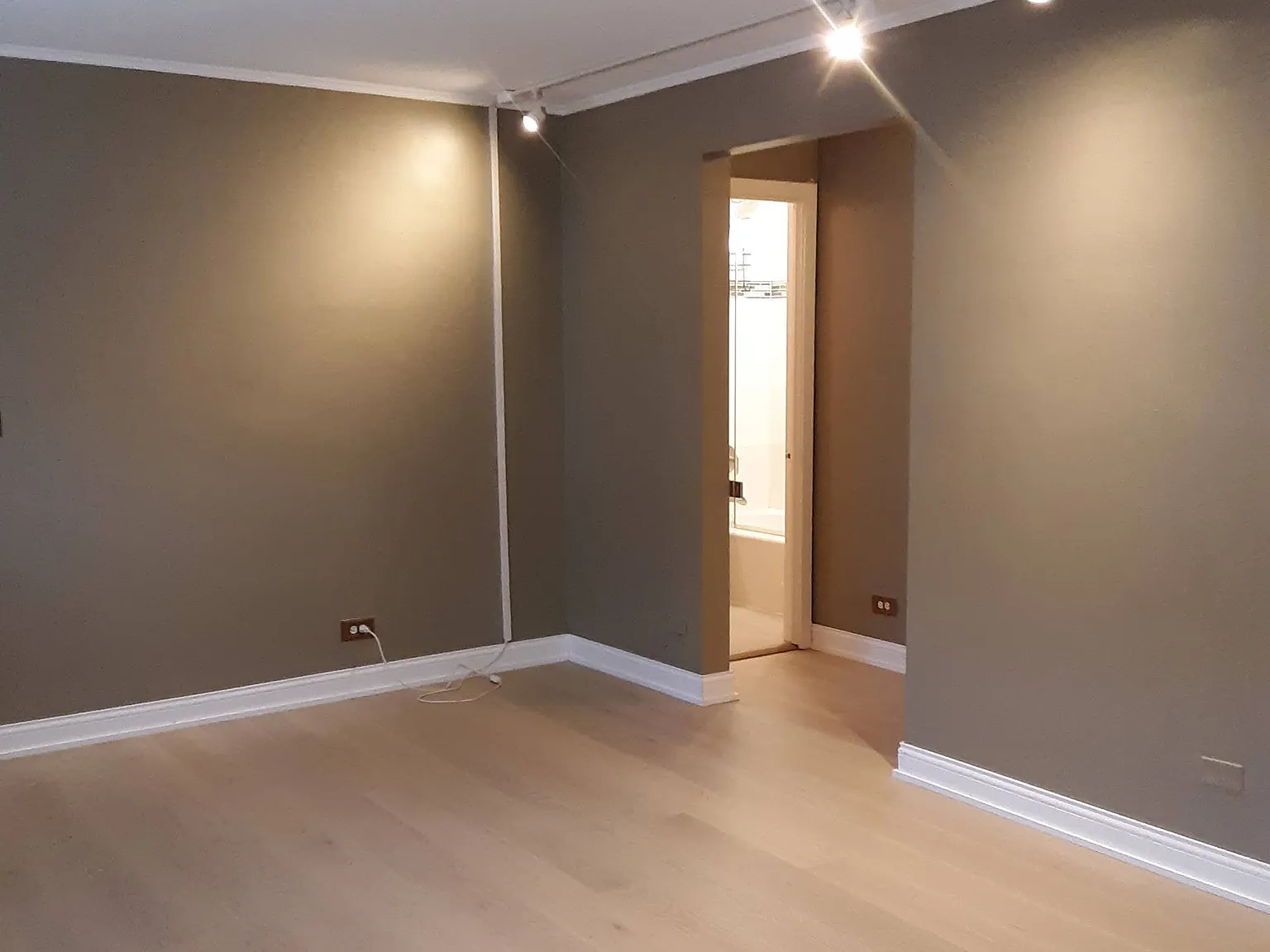 Spacious 1st Floor 1 Bed Available NOW in Fantastic Evanston Location! Parking Available! — Photo 3