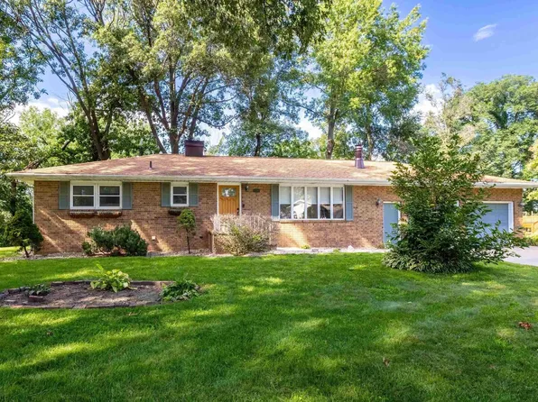 1129 Oak Dr, Colona, IL 61241