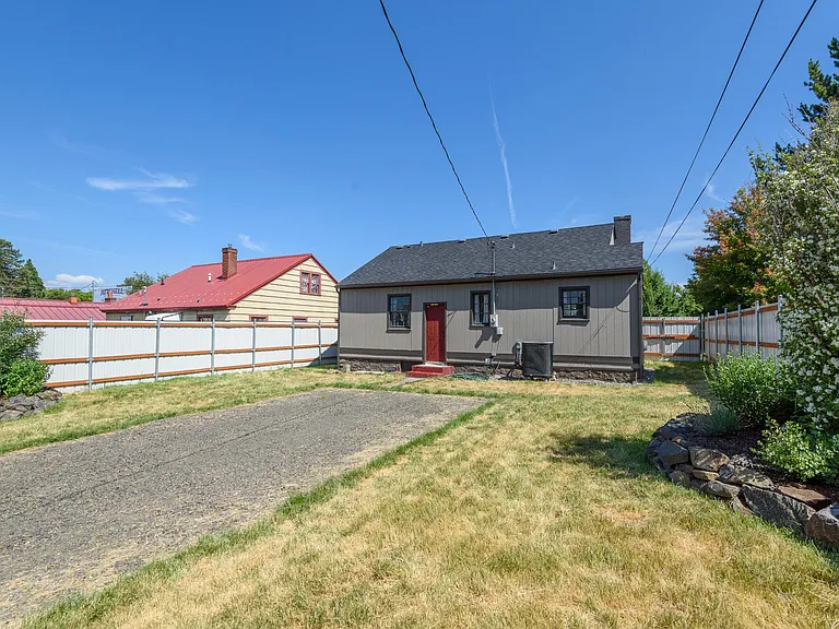 335 NE Kearney Ave — Photo 18
