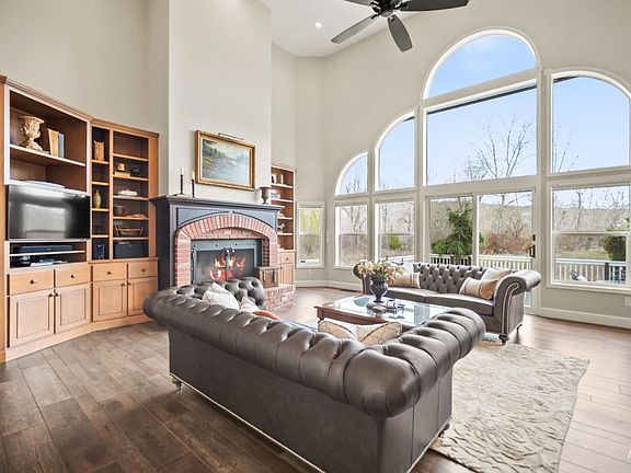 2nd image of 3018 E Parkriver Dr