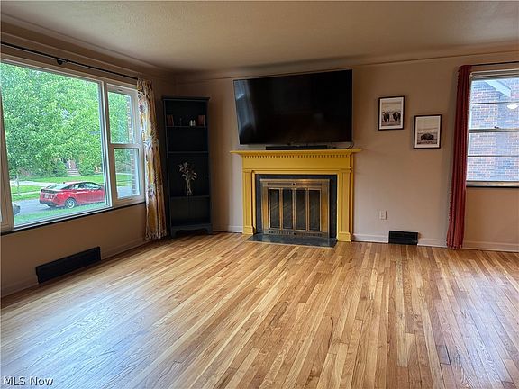 2nd image of 1139 Castleton Rd